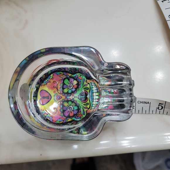 Sugar Skull glow in the dark ashtray. (300) - Picture 4 of 6
